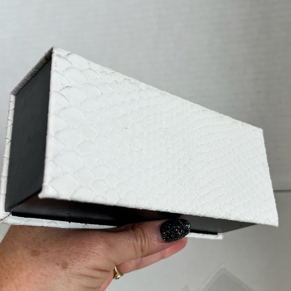 Jee Vice white snake skin texture hard-shell Lined Eyeglass case (CASE ONLY) - Picture 3 of 4